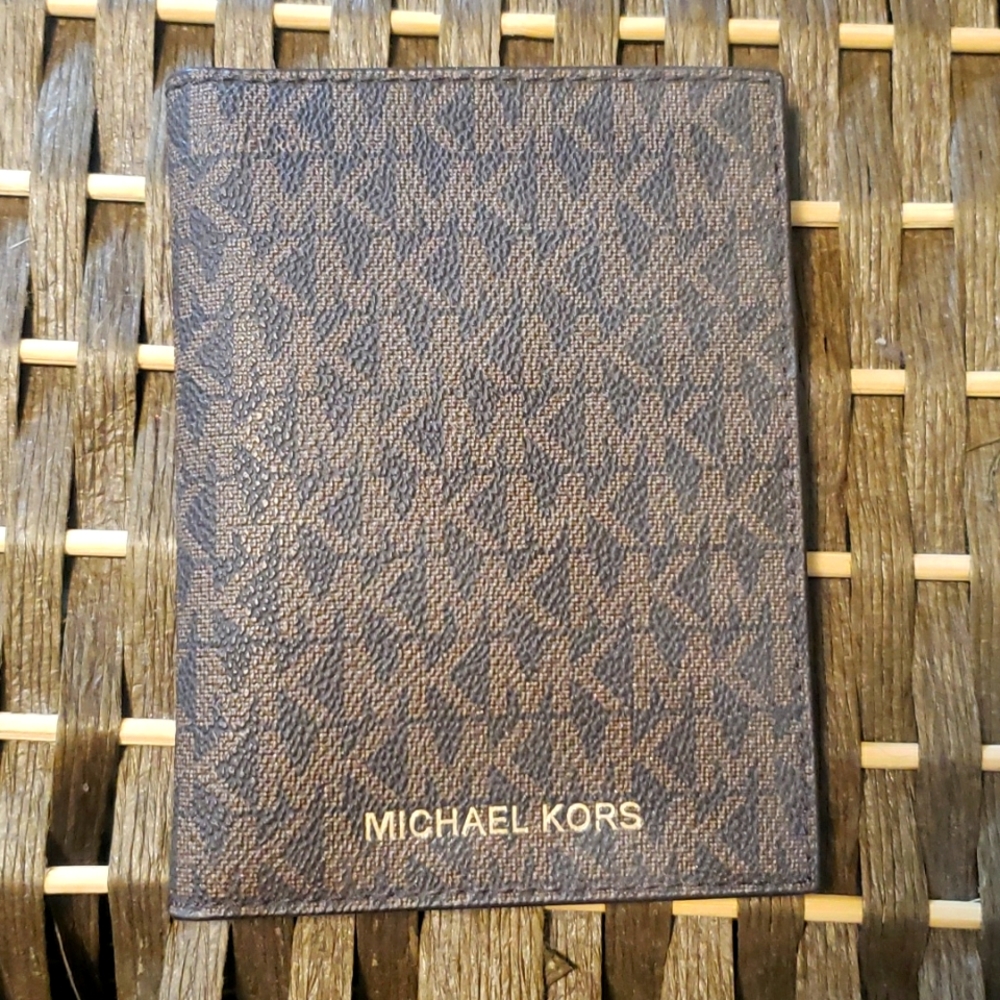 Michael Kors Jetset Passport Cover